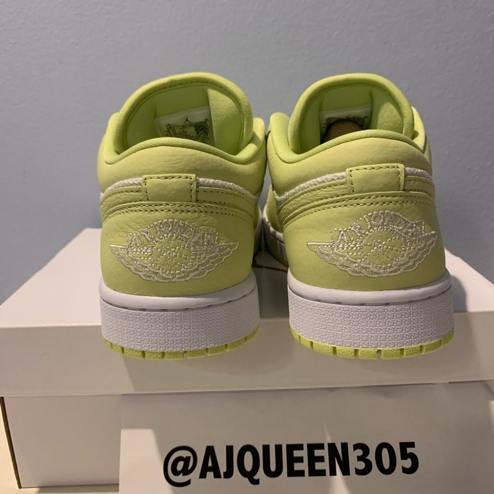 Air Jordan 1 Low SE women’s 10/ men’s 8.5 - Picture 4 of 4